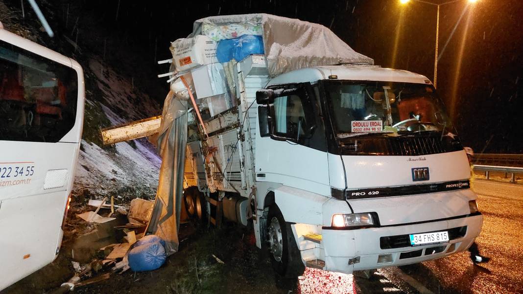 Yolcu otobüsü ile kamyon çarpıştı: Ölü ve yaralılar var 4